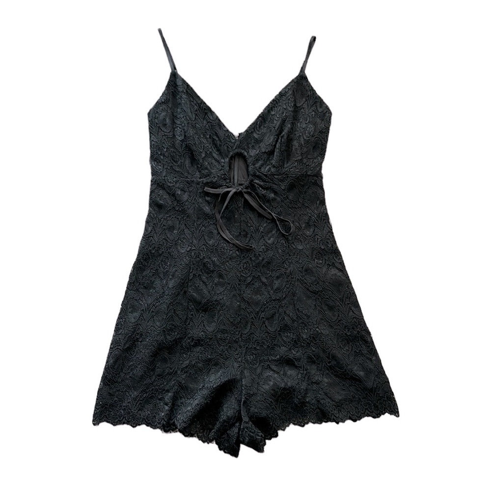 ✨NWT✨ Guess Black “Coral Lace Romper”